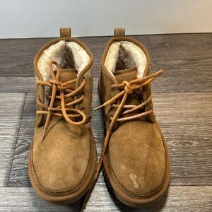 UGG®
NEUMEL BOOTS woman’s size 10 (b1)